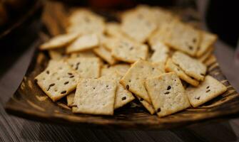 biscotti con sparpagliato semi nel un' bellissimo di legno piatto. foto