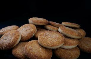 bellissimo il giro biscotti su un' nero sfondo. un' pochi biscotti. un' mazzo di biscotti. foto