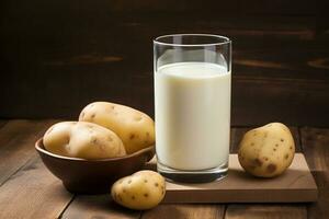 ai generato su un' di legno tavola Là è un' bicchiere di Patata latte e totale patate menzogna Il prossimo per esso foto