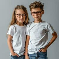 ai generato Due poco bambini nel bianca magliette e occhiali. bambini maglietta modello. foto
