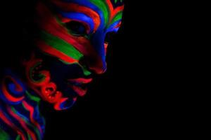 donna con arte del trucco di polvere fluorescente uv incandescente
