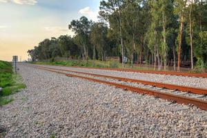 binario ferroviario in una zona rurale nel pomeriggio foto