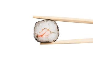 bacchette con il primo piano del rotolo di sushi