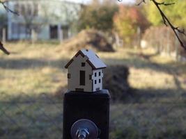 mockup di una piccola casa in legno sullo sfondo del villaggio foto