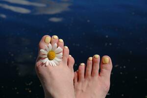 femmina piedi con un' giallo pedicure foto