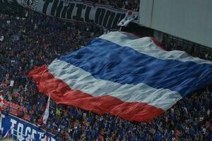 bangkok, Tailandia , 2014 - a un' calcio gioco, il Tailandia bandiera è volato nel un' stadio. foto