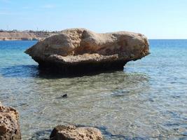 struttura di pietra sul mar rosso dell'egitto foto