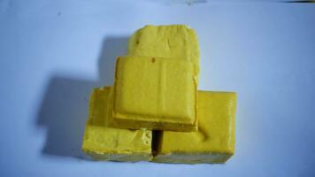 giallo tofu isolato su bianca sfondo. morbido giallo tofu isolato su bianca sfondo. fresco giallo tofu isolato su bianca sfondo foto