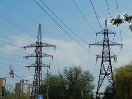 linee elettriche in città, fili tesi su una struttura metallica foto