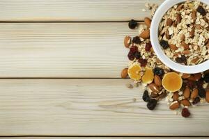 ai generato ciotola di avena muesli con Yogurt, fresco lamponi, mirtilli, fragole, more e noccioline su di legno tavola foto