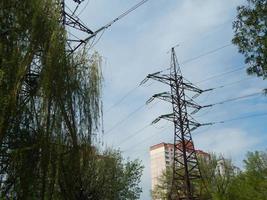 linee elettriche in città, fili tesi su una struttura metallica foto