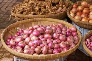 rosso cipolle su il mercato nel Vietnam. foto