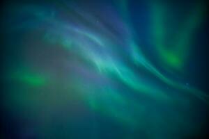 aurora Borealis o settentrionale luci raggiante nel il notte cielo su inverno foto