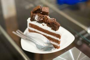 cioccolato torta e bianca crema su tavolo foto