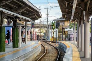 traffico cartello su traccia nel piattaforma stazione foto