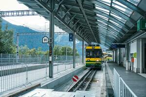 treno è In arrivo su ferrovia per stazione nel Svizzera foto