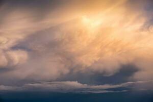 bellissimo d'oro nube cielo tramonto foto