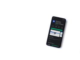 malwarebytes security app play store pagina sul display di uno smartphone mobile nero isolato su sfondo bianco