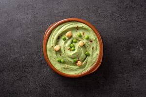 hummus di piselli e pane pita foto