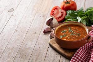 zuppa di lenticchie rosse in ciotola foto