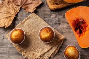 muffin alla zucca sulla tavola di legno. cibo autunnale foto