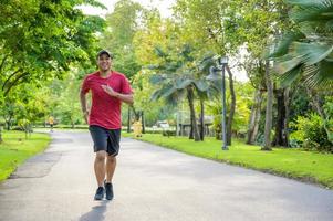 corridore sano che fa jogging all'aperto. fitness e sport concetto di stile di vita sano.