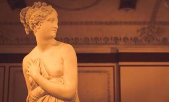 dettaglio della statua di venere nel museo di palazzo ducale foto