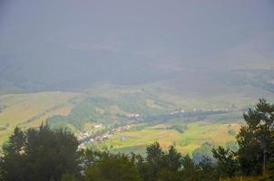 vista del villaggio coperto di nebbia sulle montagne dei Carpazi foto