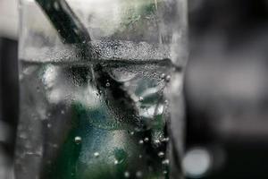 primo piano di un bicchiere con acqua frizzante dentro foto