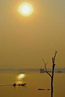 bella vista ombre luce barca dalla coda lunga sunrise in dam srinakarin national park kanchanaburi, thailandia foto