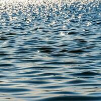 oceano acqua sfondo astratto sfondo di acqua di mare flusso sotto leggero esposizione foto