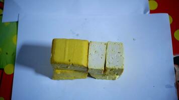 giallo tofu isolato su bianca sfondo. morbido giallo tofu isolato su bianca sfondo. fresco giallo tofu isolato su bianca sfondo foto