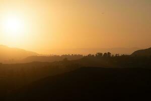 nebbioso tramonto al di sopra di los angeles foto