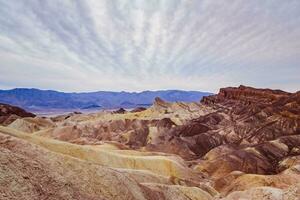 zabriskie Visualizza punto su Morte valle sotto nuvoloso cielo foto