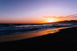 in ritardo sera tramonto su il spiaggia foto