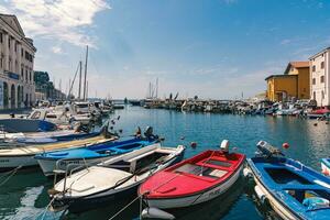pirano, slovenia - ago 21, 2019 - porto Visualizza nel pirano con colorato piccolo Barche foto