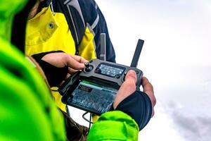 a distanza controllore di un senza equipaggio aereo veicolo nel il mani di un operatore nel inverno foto