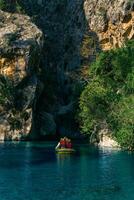 turisti su un gonfiabile barca rafting giù il blu acqua canyon nel goynuk, tacchino foto
