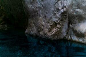 pulito metropolitana grotta fiume nel ripido pietra banche nel il buio foto