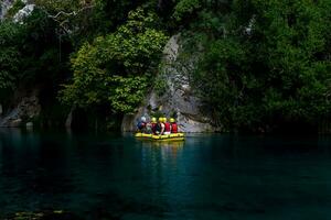 persone su un gonfiabile barca rafting giù il blu acqua canyon nel goynuk, tacchino foto