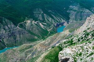 montagna paesaggio, Visualizza di il in profondità canyon con blu acqua, valle di il sulak fiume nel daghestan foto