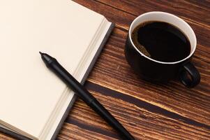 lavorare, leggere e scrivere, prenotare e bere un caffè. foto