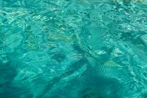 astratto sfocato sfondo - superficie di un' trasparente pulito blu acqua con cerchi a partire dal gocce foto