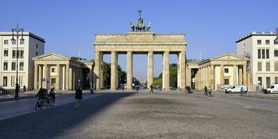 Berlino, Germania, 2021 - Brandeburgo cancello, pariser quadrato, sotto tana tiglio, Berlino, Germania foto