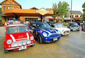 ayutthaya, Tailandia - dicembre 6, 2023 molti colorato nuovo e vecchio mini bottaio auto parcheggiata a incontro punto. trasporto, colorato veicolo e piccolo auto concetto. foto