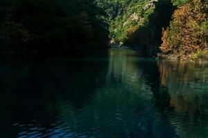 autunno montagna paesaggio con ombreggiato lago foto