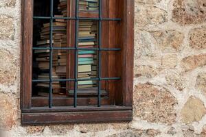 biblioteca finestra nel un vecchio edificio foto