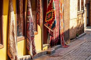 Vintage ▾ tappeto negozio nel il storico centro di antalya, tacchino foto