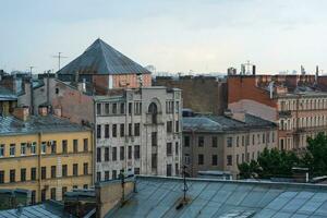paesaggio urbano, Visualizza a partire dal il tetto per tne vecchio città edifici su un' nuvoloso giorno nel santo petersburg foto