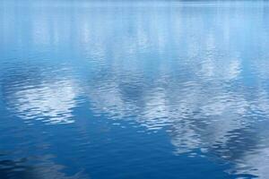 naturale sfondo, acqua paesaggio, brillante acqua superficie con riflessione foto